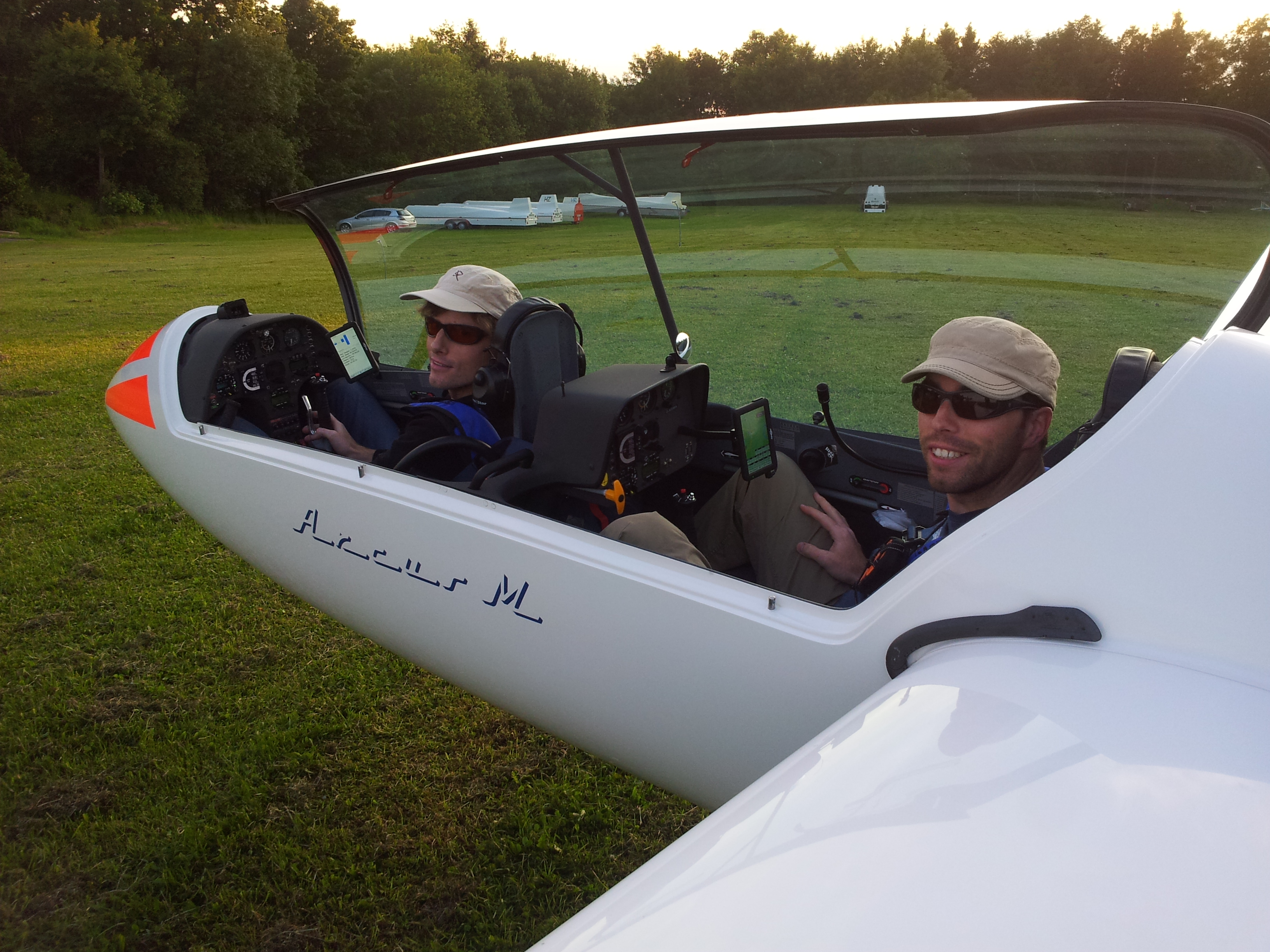 Michael (links) und Andreas Gesell legten als schnellste SFG-Piloten am Wochenende über 700 Kilometer ohne Motor zurück. Foto: Zembold
