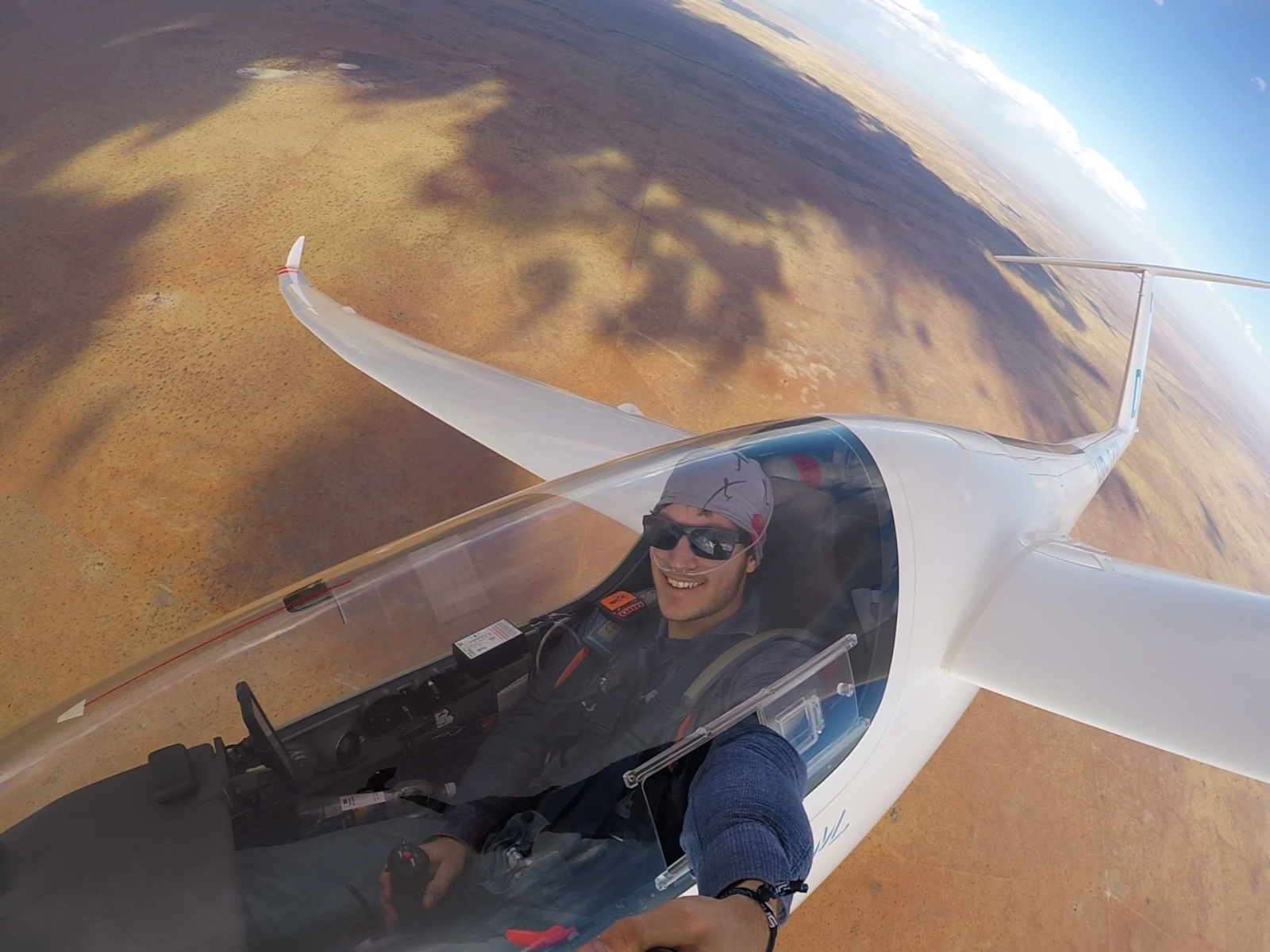 Segelflug-Junior Stefan Langer genießt die langen und weiten Segelflüge über der namibischen Wüste. Foto: Stefan Langer